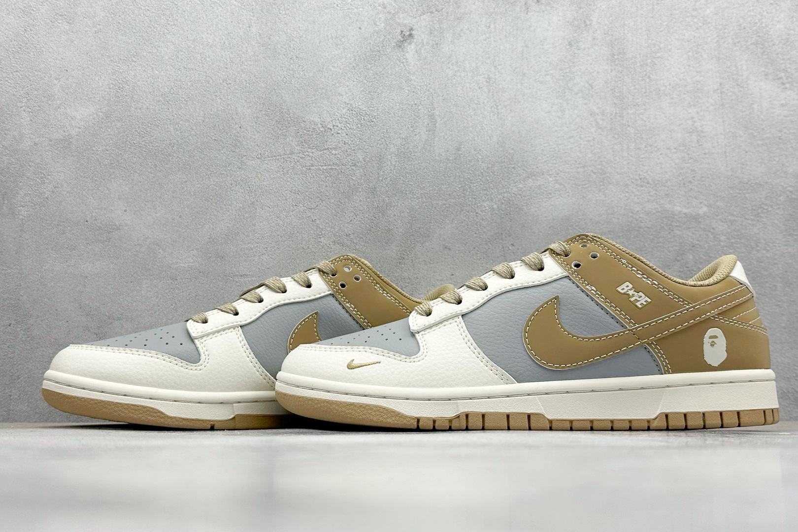  终端放店
XC版 Nike SB Dunk Low“ Bape联名——米灰棕”  周年高端定制 低帮休