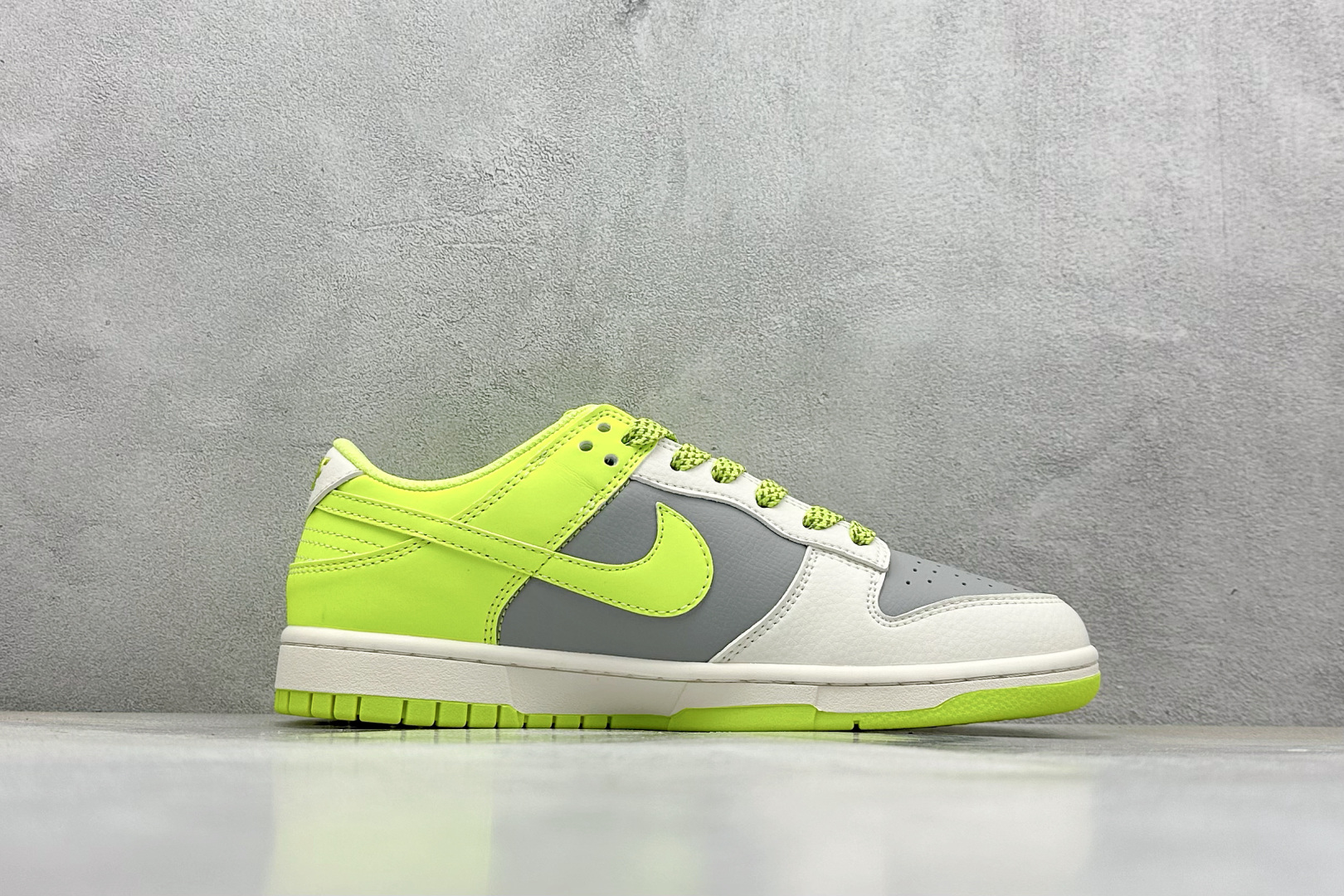  终端放店
XC版 Nike SB Dunk Low x BAPE 白灰绿小钩
纯原大厂出品 极力推荐
