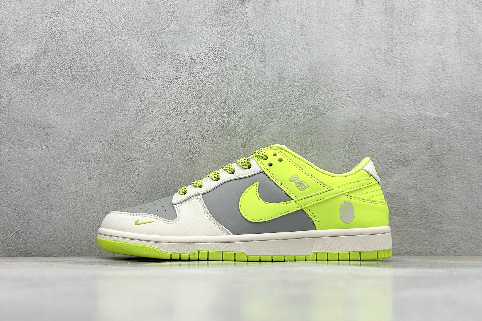  终端放店
XC版 Nike SB Dunk Low x BAPE 白灰绿小钩
纯原大厂出品 极力推荐
