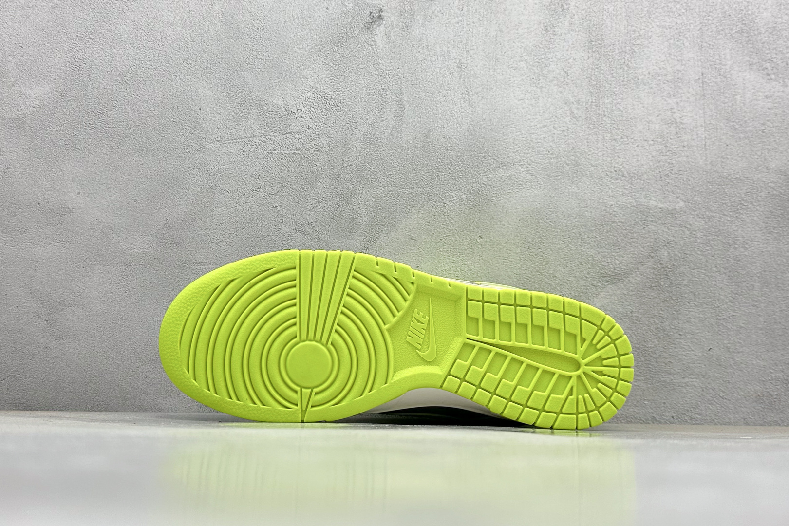  终端放店
XC版 Nike SB Dunk Low x BAPE 白灰绿小钩
纯原大厂出品 极力推荐
