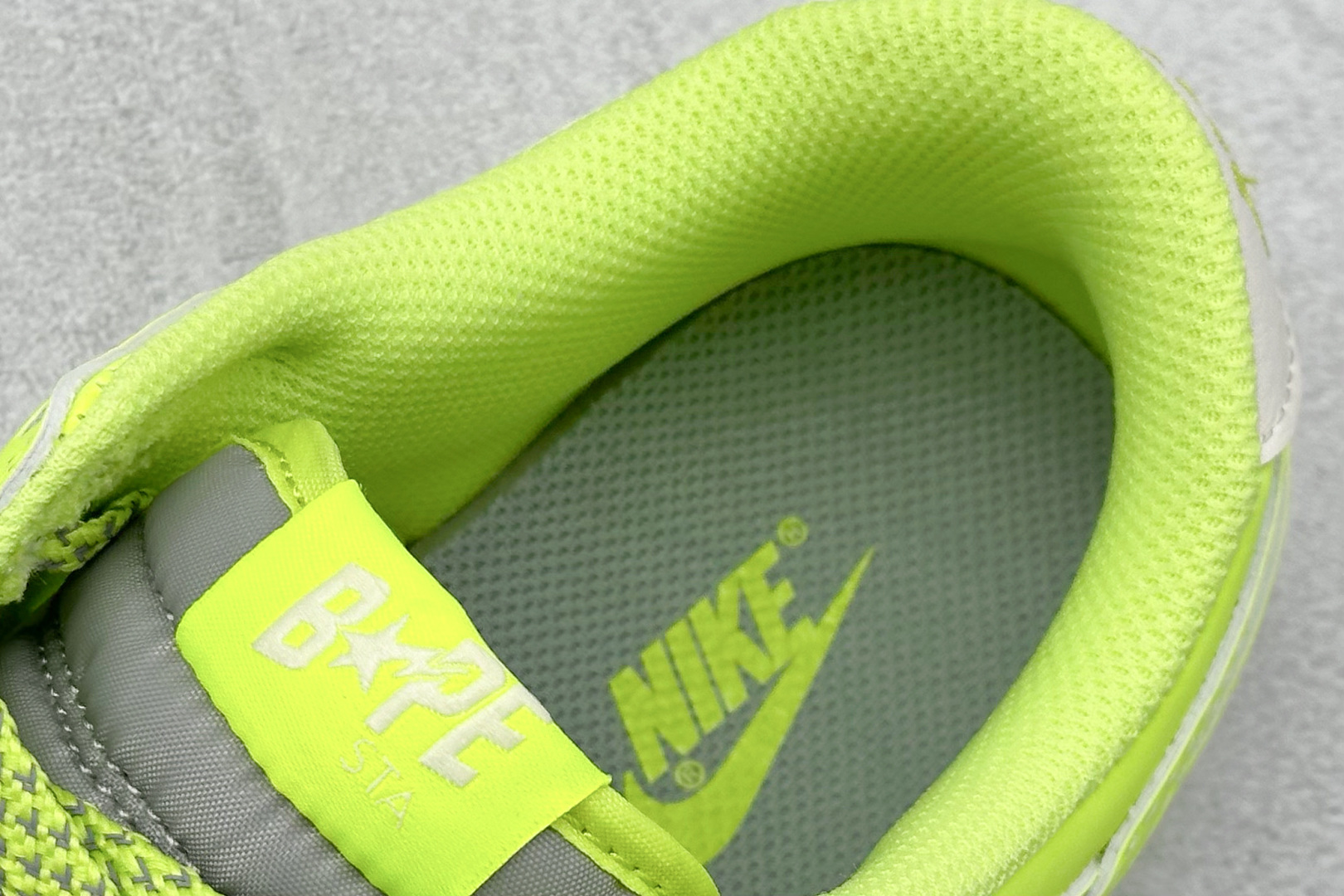  终端放店
XC版 Nike SB Dunk Low x BAPE 白灰绿小钩
纯原大厂出品 极力推荐
