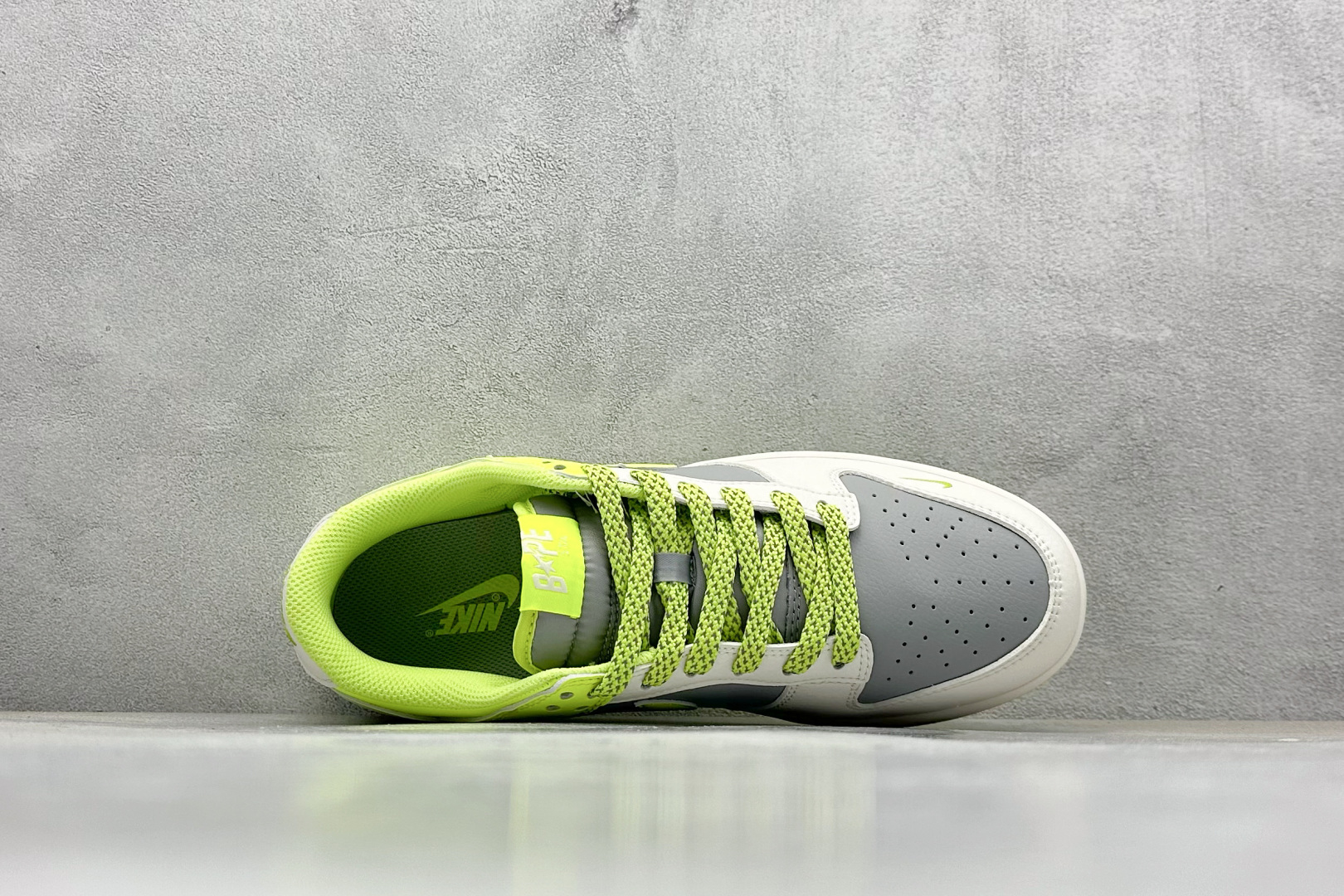  终端放店
XC版 Nike SB Dunk Low x BAPE 白灰绿小钩
纯原大厂出品 极力推荐
