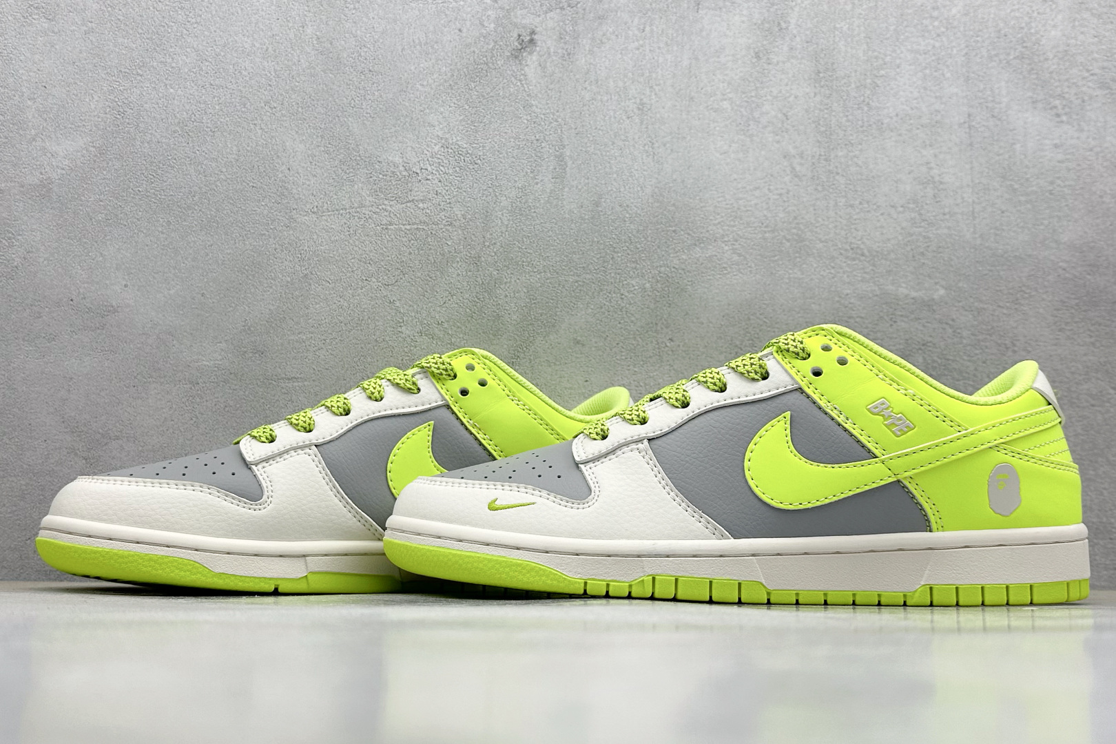  终端放店
XC版 Nike SB Dunk Low x BAPE 白灰绿小钩
纯原大厂出品 极力推荐

