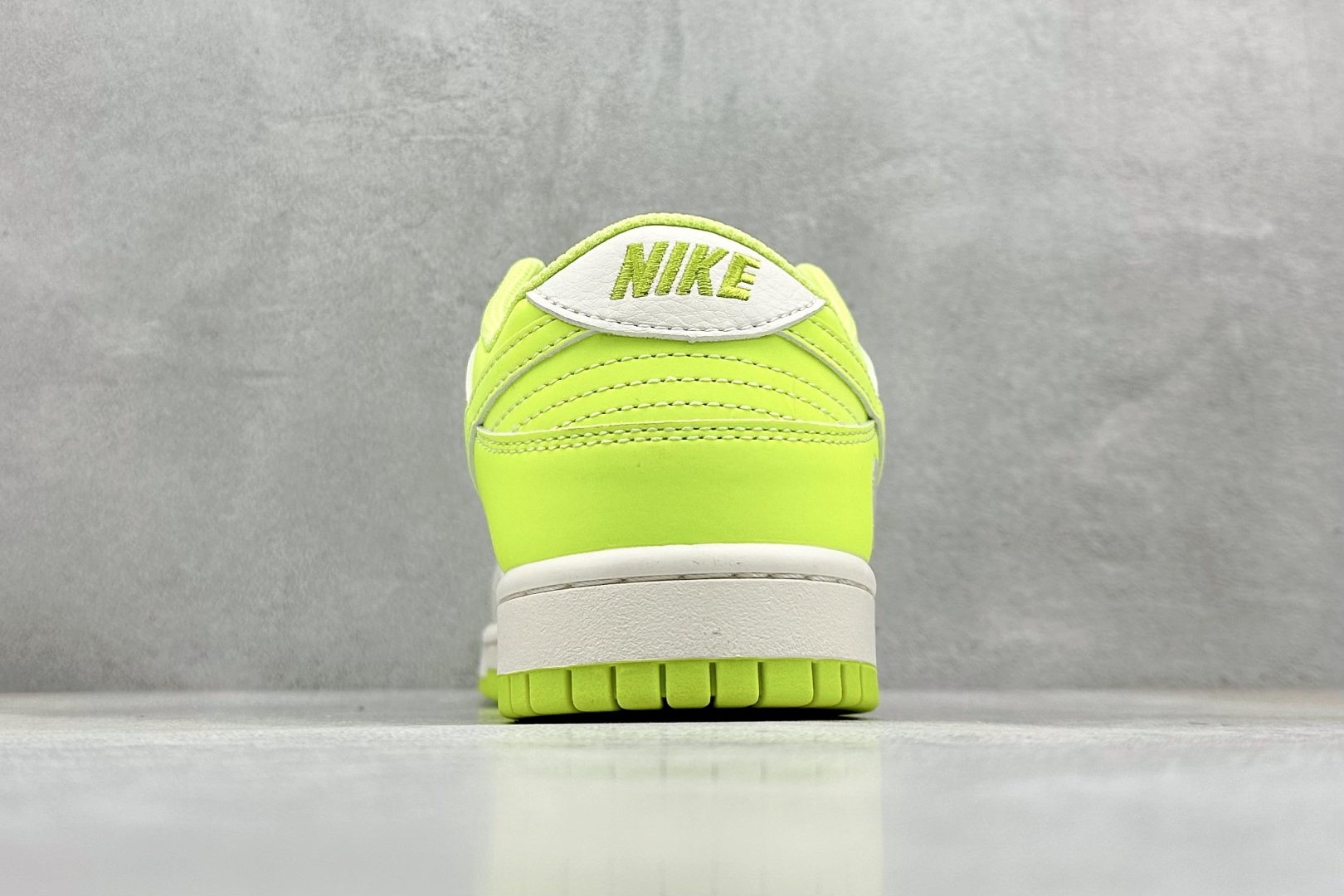  终端放店
XC版 Nike SB Dunk Low x BAPE 白灰绿小钩
纯原大厂出品 极力推荐
