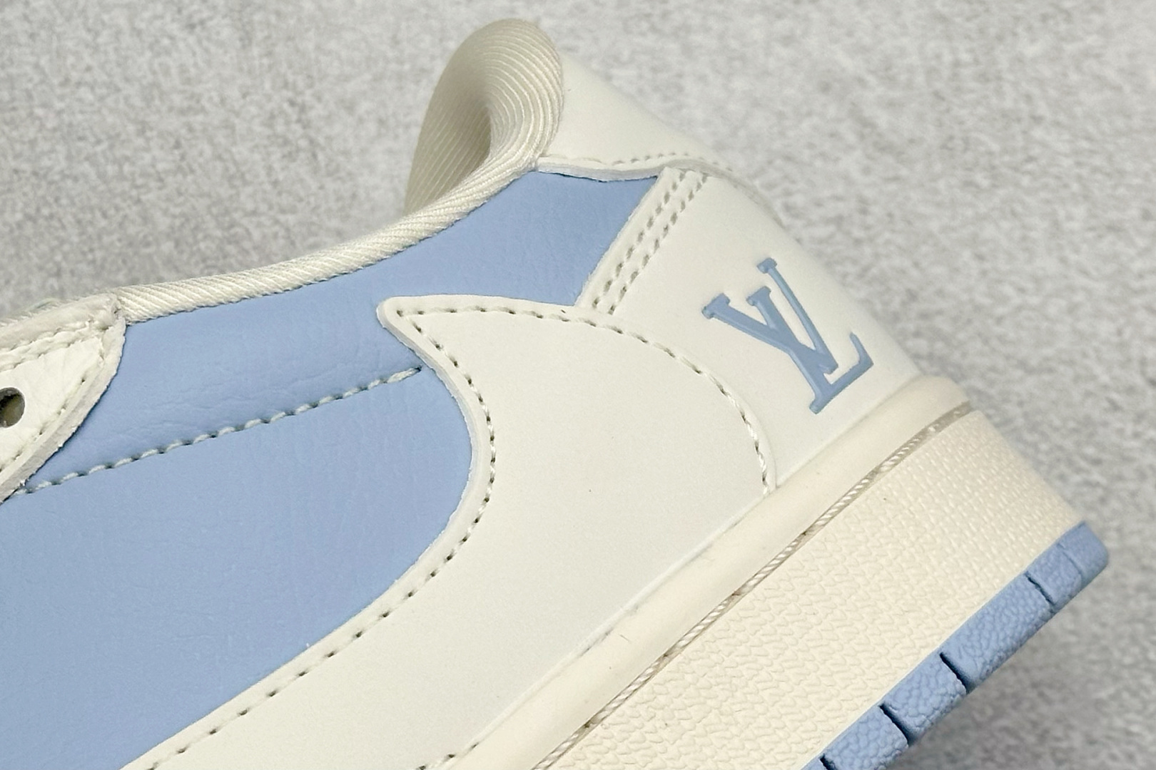 终端放店
XC版 Fragment x TS x Air Jordan 1 Low x LV
三方联名