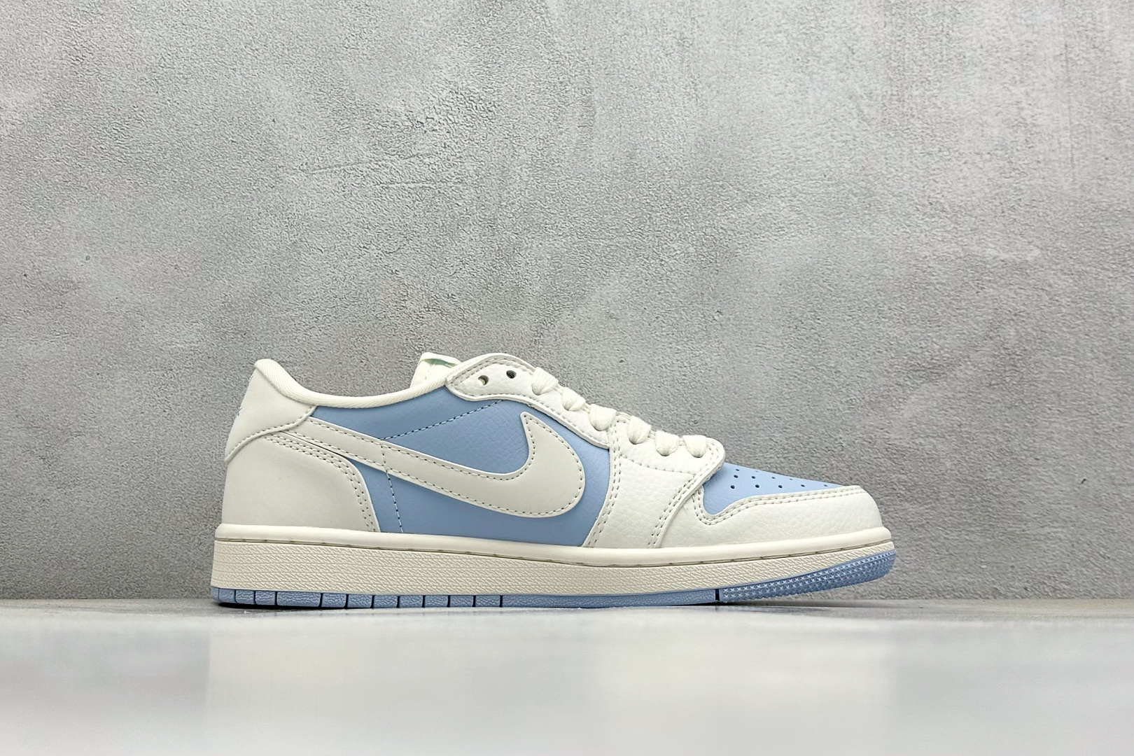 终端放店
XC版 Fragment x TS x Air Jordan 1 Low x LV
三方联名