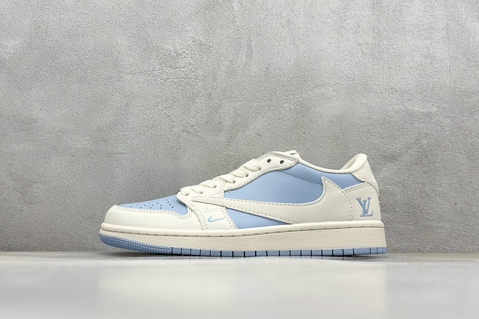 终端放店
XC版 Fragment x TS x Air Jordan 1 Low x LV
三方联名
