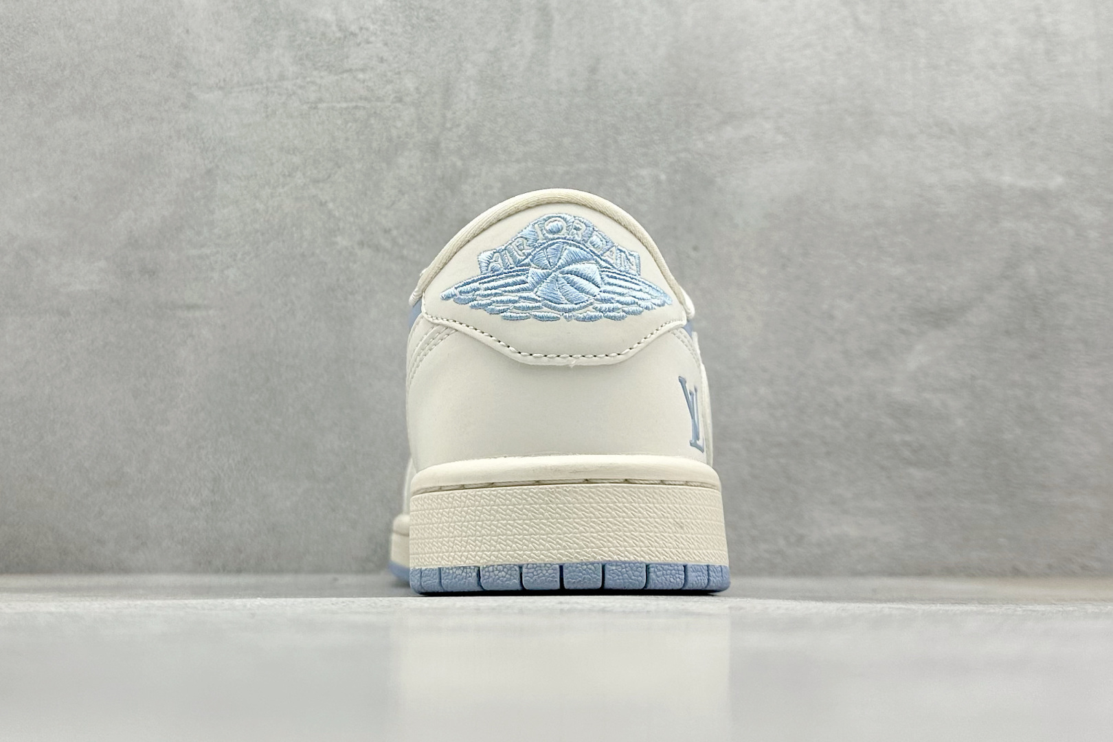 终端放店
XC版 Fragment x TS x Air Jordan 1 Low x LV
三方联名