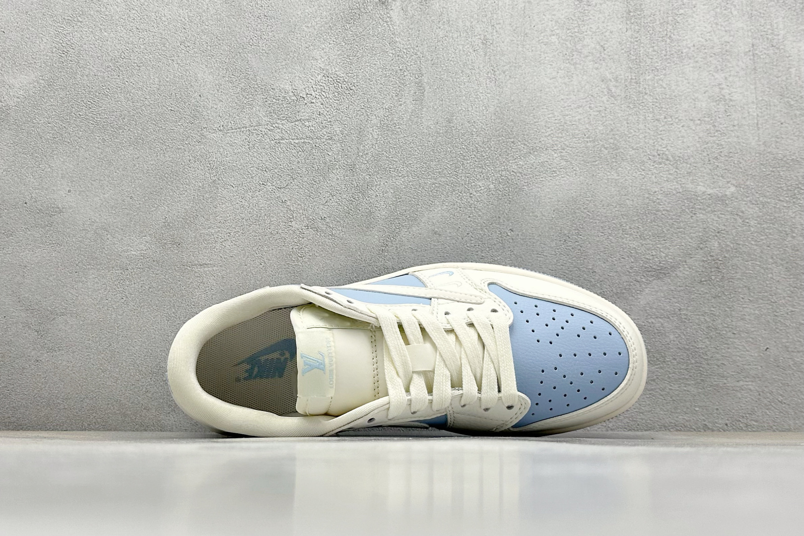 终端放店
XC版 Fragment x TS x Air Jordan 1 Low x LV
三方联名