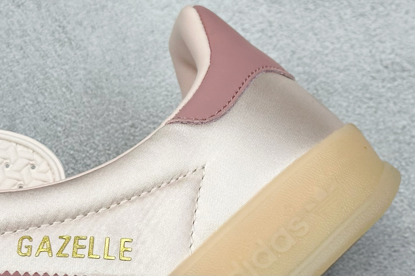 AD Originals Gazelle Indoor 粉色 三叶草复古休闲运动板鞋 JI2709