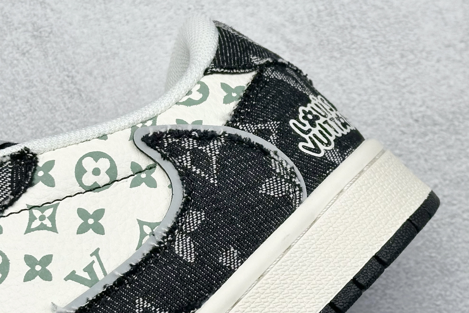 Travis Scott x Nike Air Jordan 1 Low x Louis Vuitton Air Jordan 1 Low 反转绿白棕小钩倒钩 XD0798-301