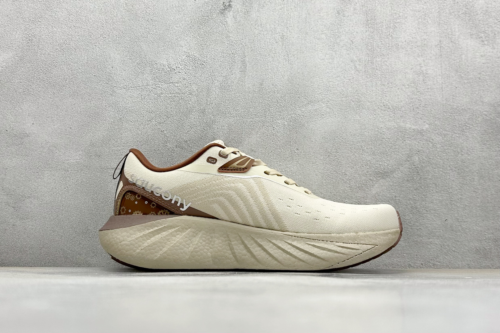 SF版 Saucony Triumph 索康尼胜利22代旗舰级缓震型跑鞋