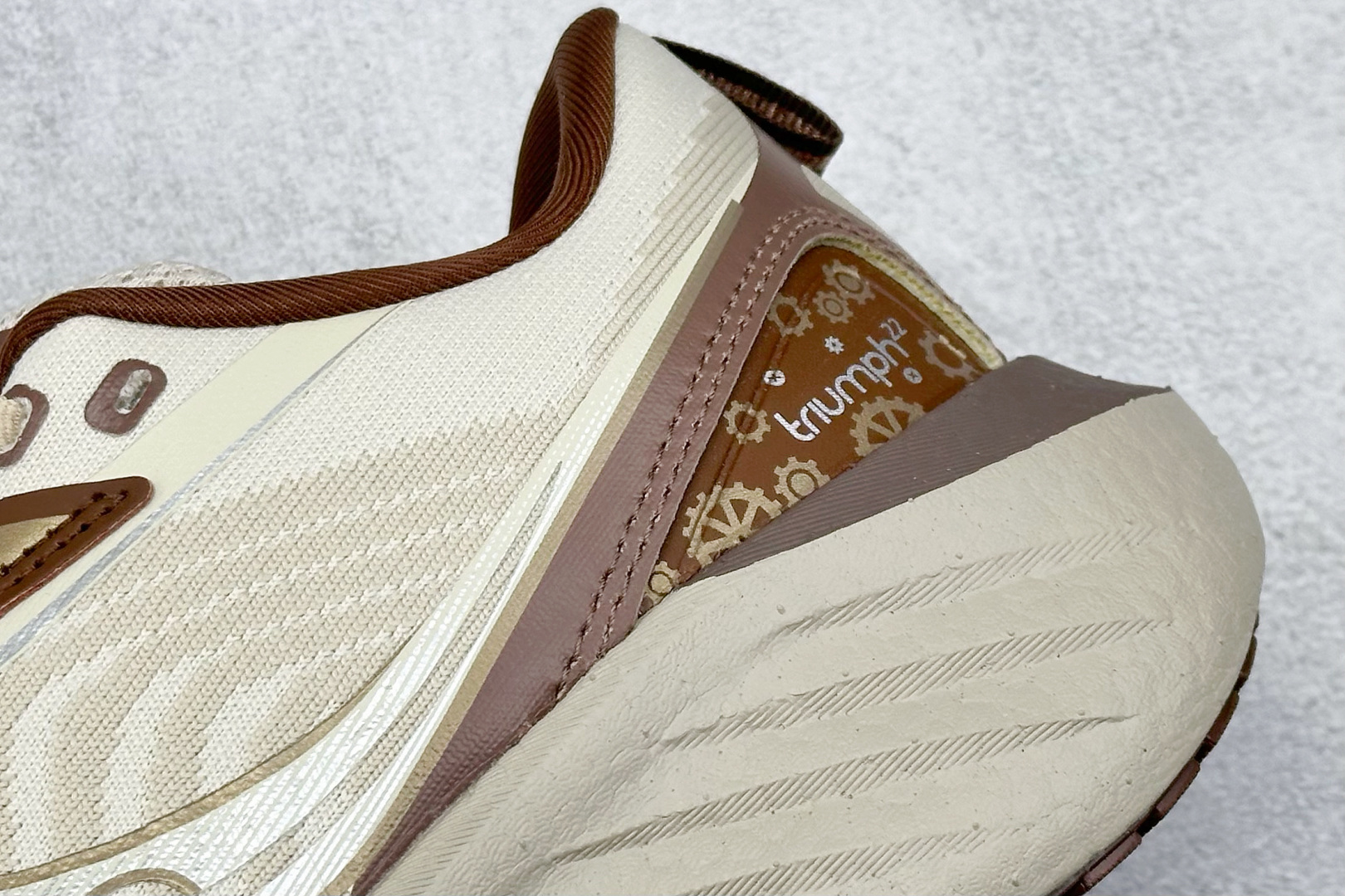 SF版 Saucony Triumph 索康尼胜利22代旗舰级缓震型跑鞋