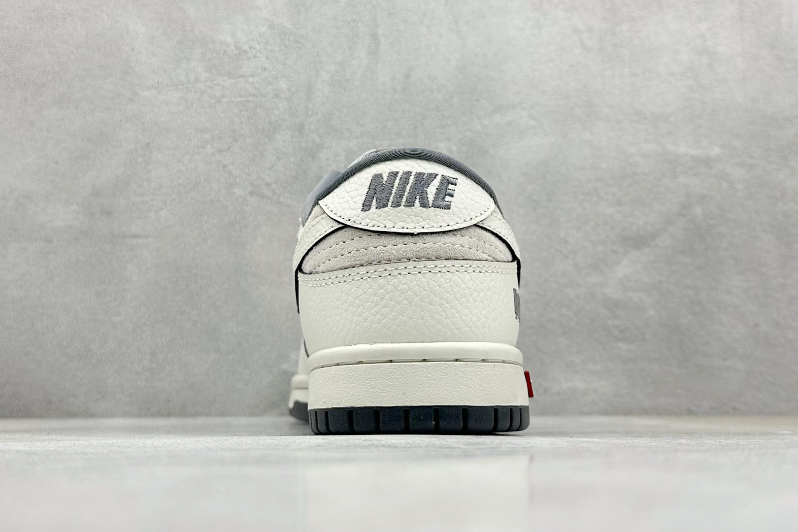 SC版 Nike SB Dunk Low 联名三勾 奶白深灰底配色 低帮休闲运动滑板板鞋 SC9207-412