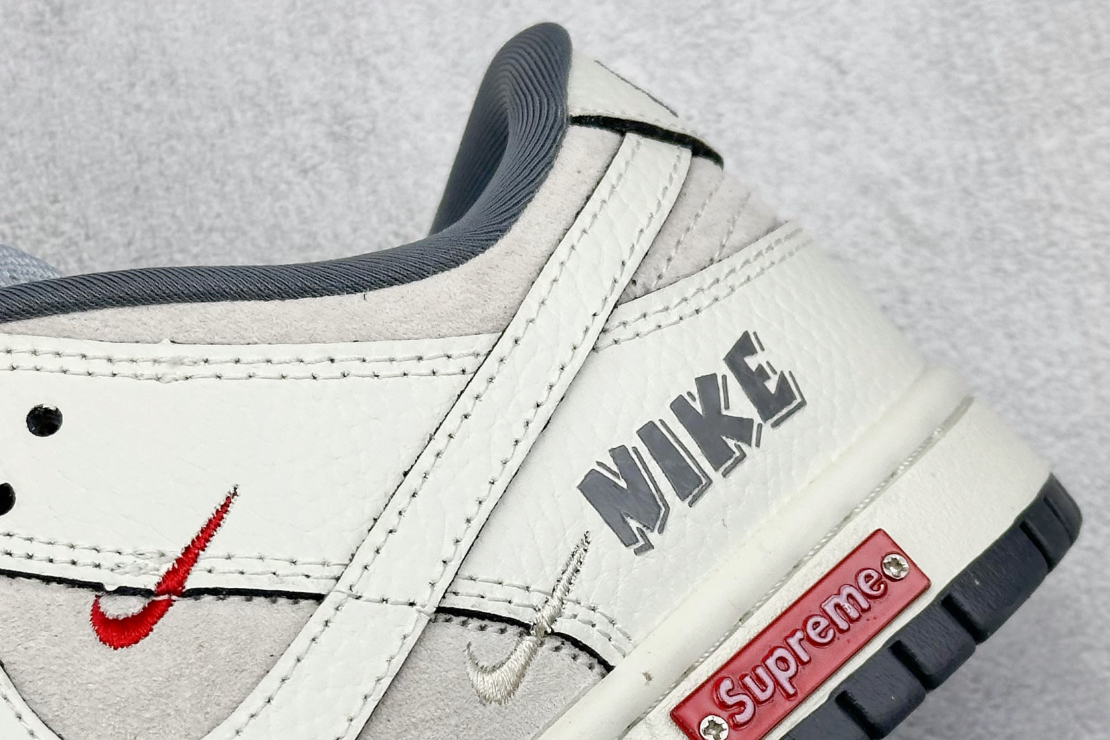 SC版 Nike SB Dunk Low 联名三勾 奶白深灰底配色 低帮休闲运动滑板板鞋 SC9207-412