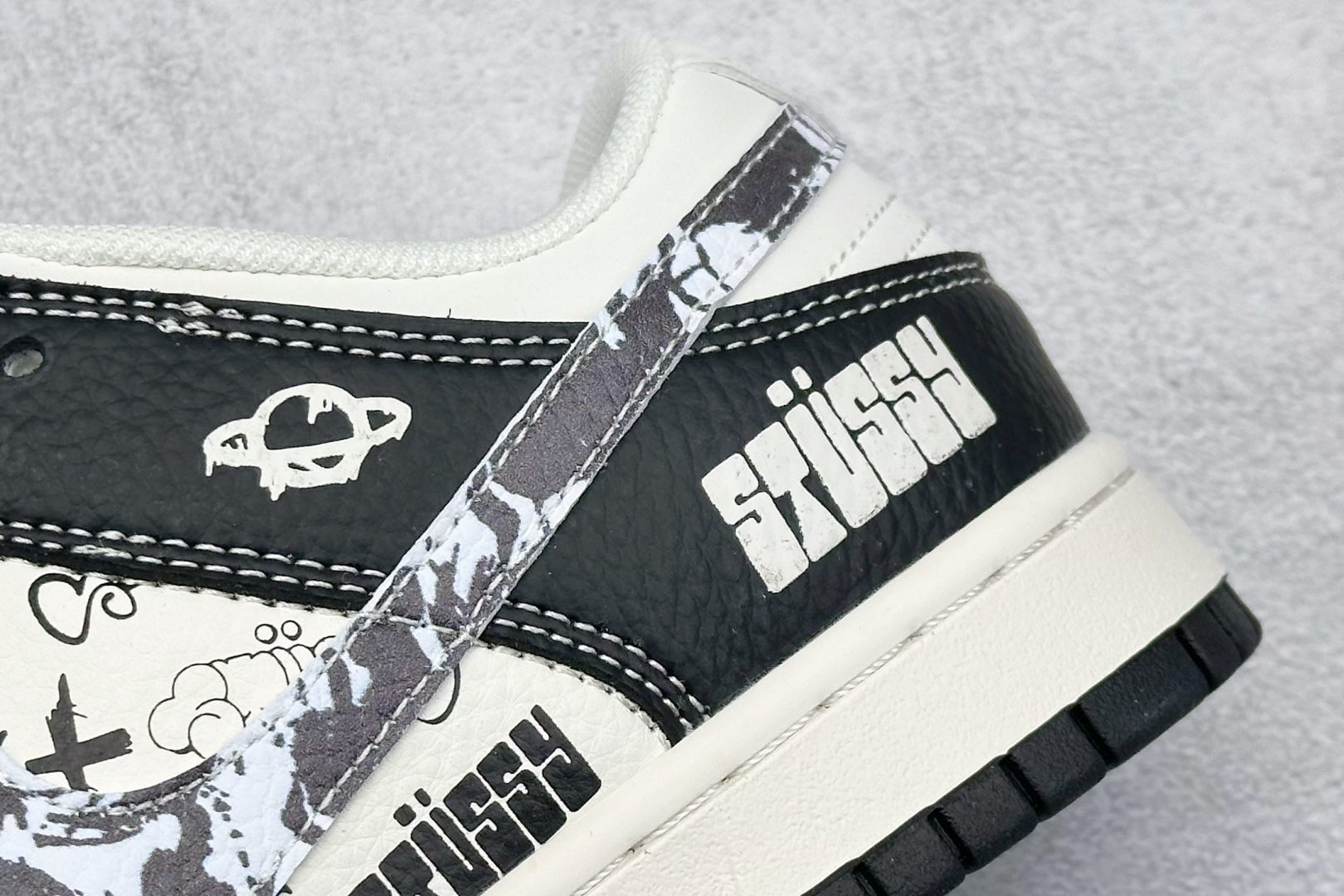 Nike SB Dunk Low 斯图西联名 黑白涂鸦 周年高端定制 低帮休闲板鞋 XS6089-590