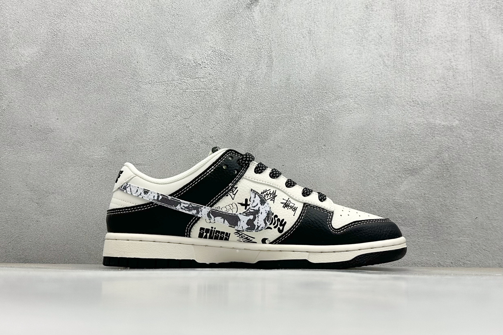 Nike SB Dunk Low 斯图西联名 黑白涂鸦 周年高端定制 低帮休闲板鞋 XS6089-590