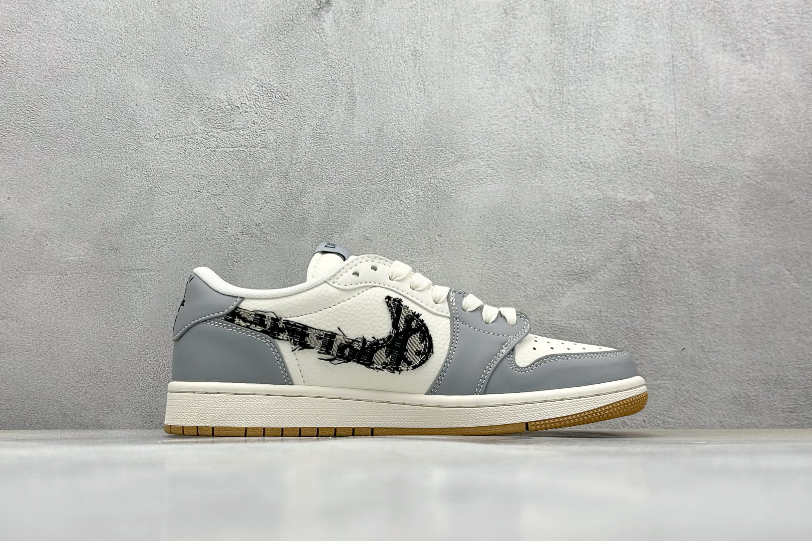 Travis Scott x Nike Air Jordan 1 Low x DIOR Air Jordan 1 Low 反转灰白黑 XF8698-077