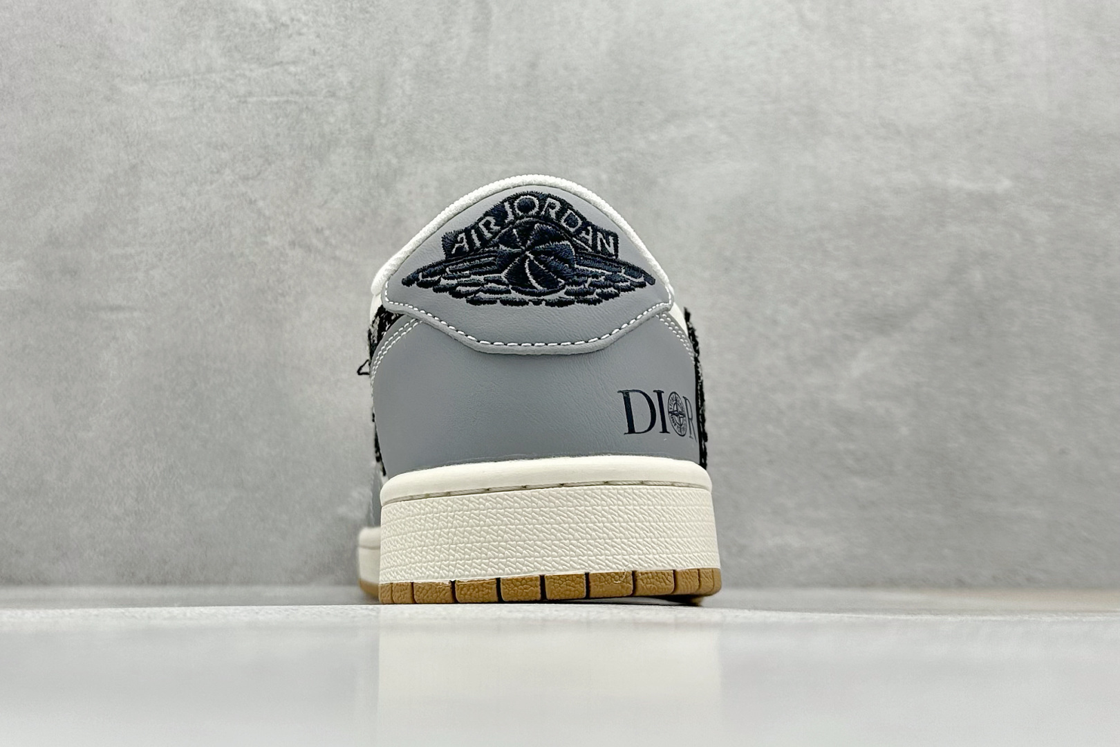 Travis Scott x Nike Air Jordan 1 Low x DIOR Air Jordan 1 Low 反转灰白黑 XF8698-077