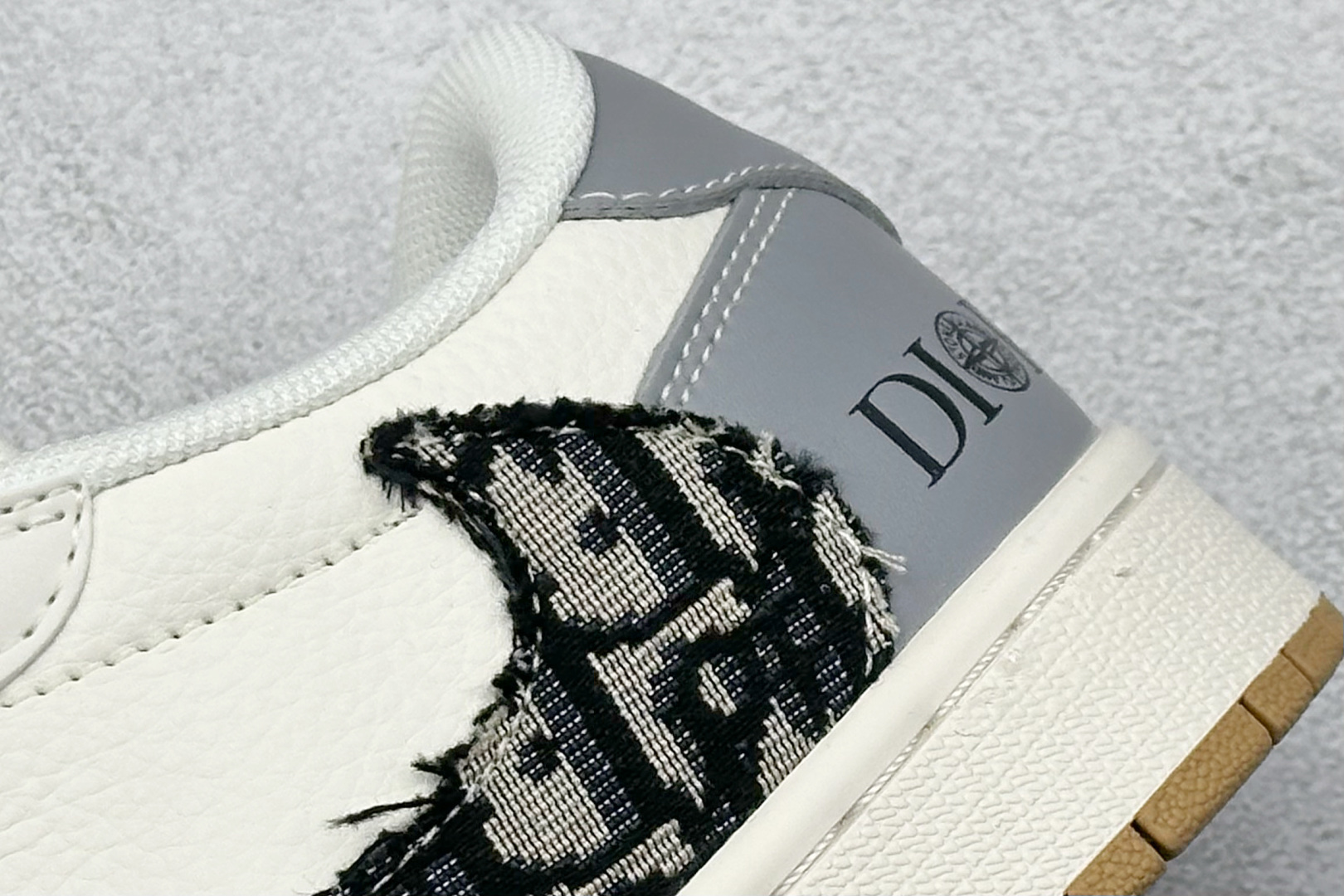 Travis Scott x Nike Air Jordan 1 Low x DIOR Air Jordan 1 Low 反转灰白黑 XF8698-077