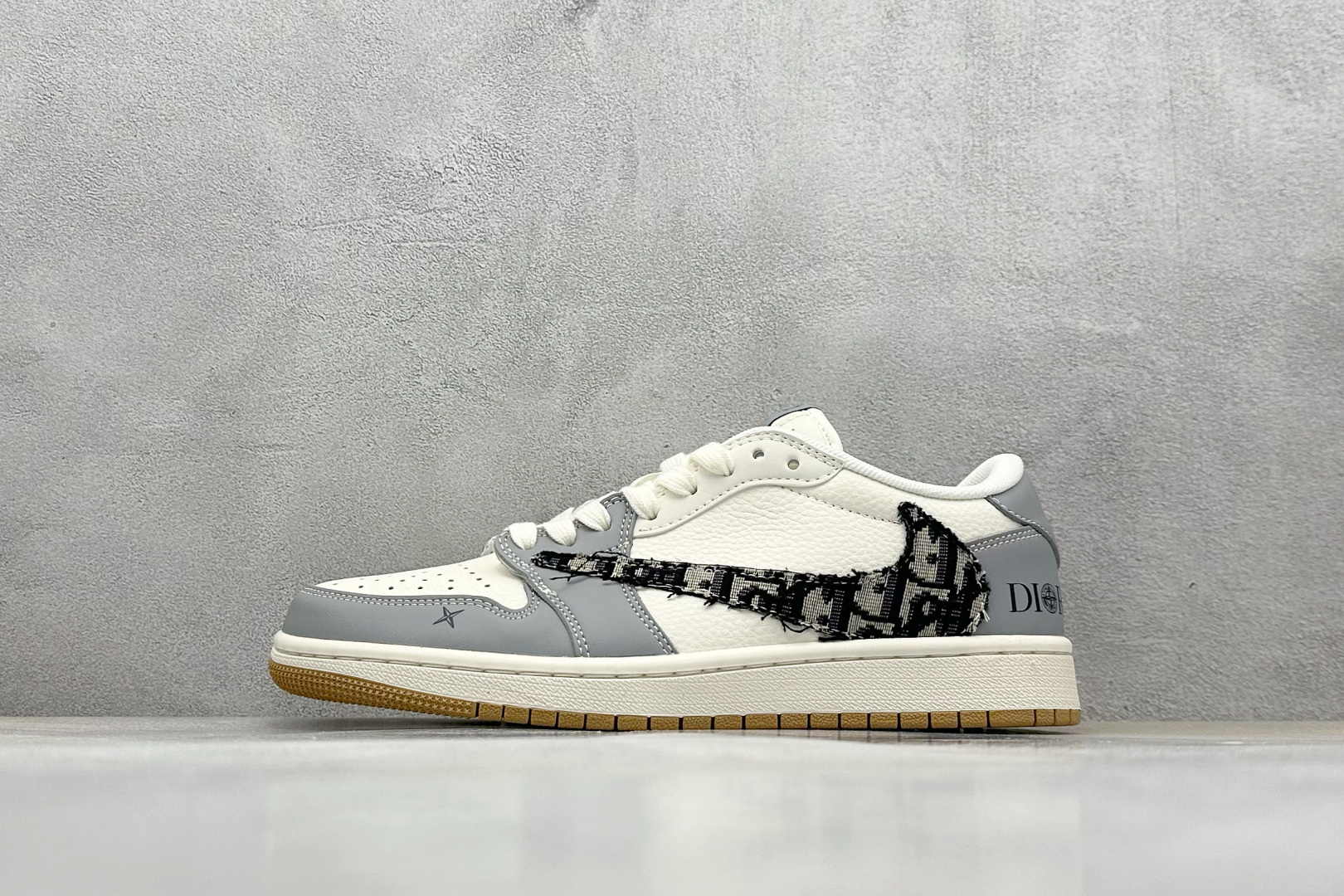 Travis Scott x Nike Air Jordan 1 Low x DIOR Air Jordan 1 Low 反转灰白黑 XF8698-077