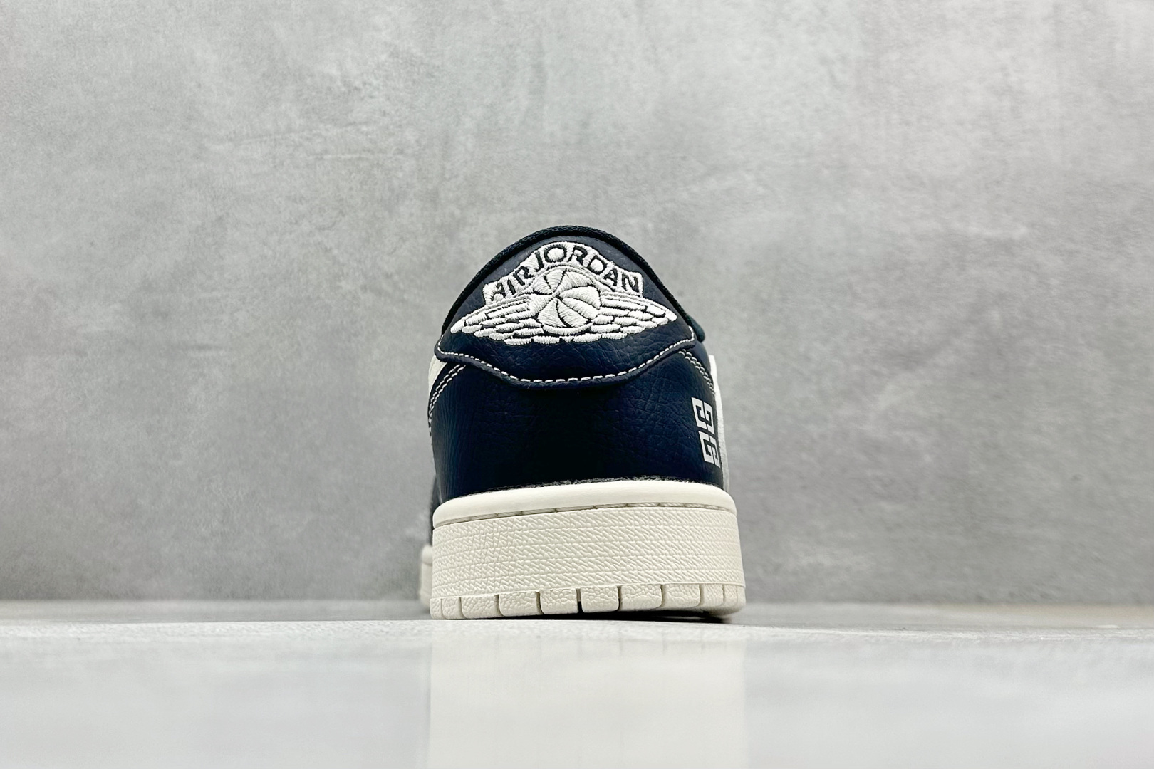 Travis Scott x Nike Air Jordan 1 Low x GIVENCHY 三方联名 Air Jordan 1 Low 反转深蓝米白倒钩 QY0568-962