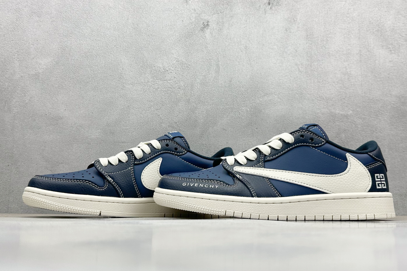 Travis Scott x Nike Air Jordan 1 Low x GIVENCHY 三方联名 Air Jordan 1 Low 反转深蓝米白倒钩 QY0568-962