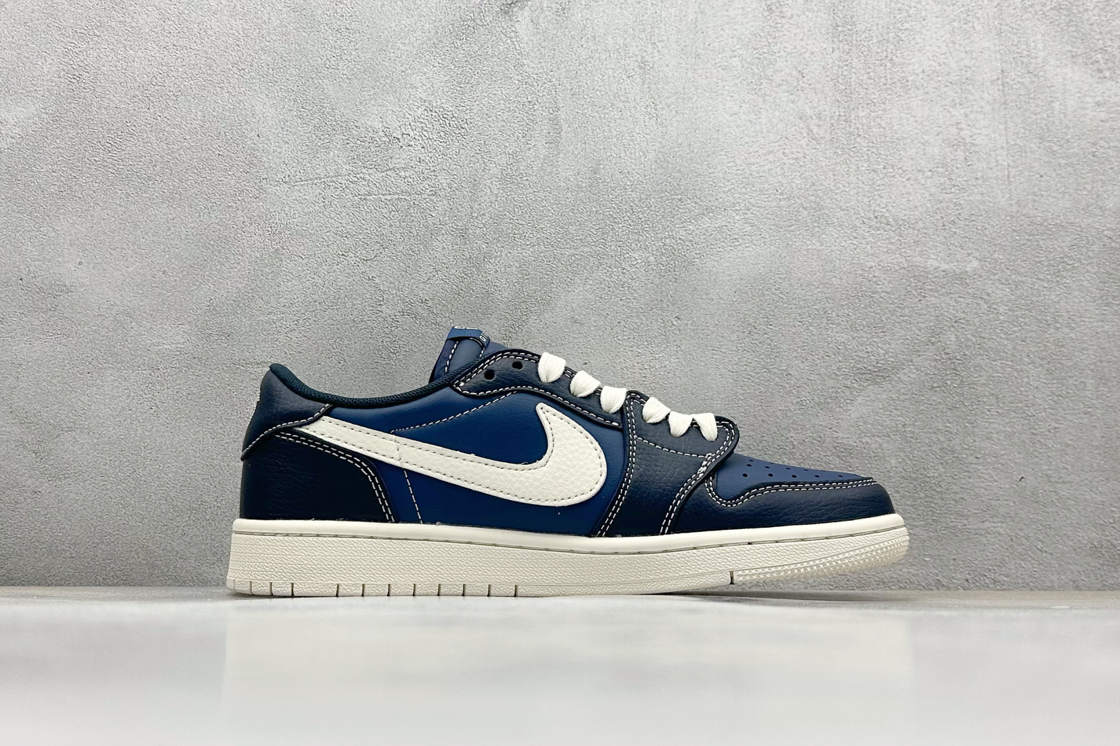 Travis Scott x Nike Air Jordan 1 Low x GIVENCHY 三方联名 Air Jordan 1 Low 反转深蓝米白倒钩 QY0568-962