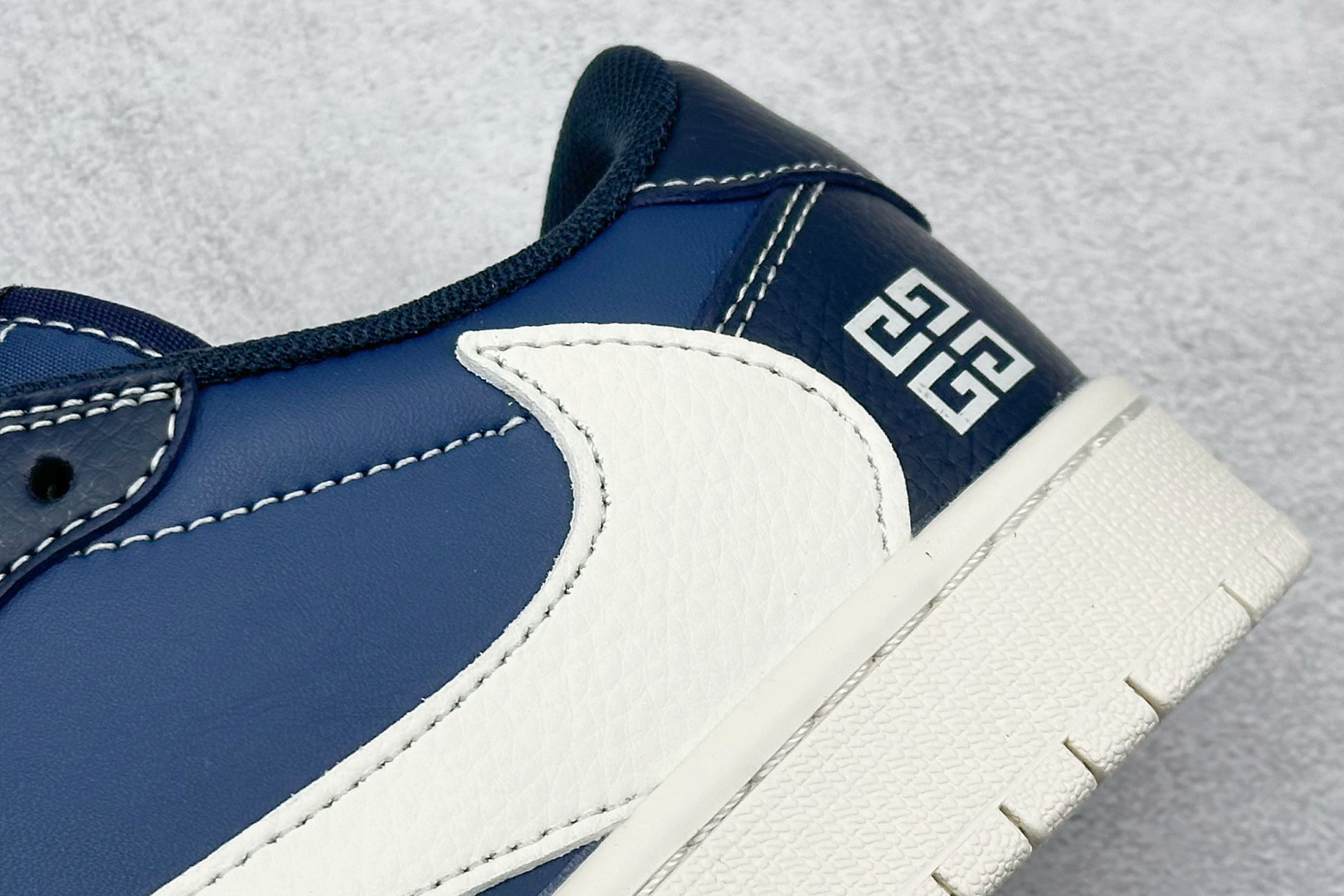 Travis Scott x Nike Air Jordan 1 Low x GIVENCHY 三方联名 Air Jordan 1 Low 反转深蓝米白倒钩 QY0568-962