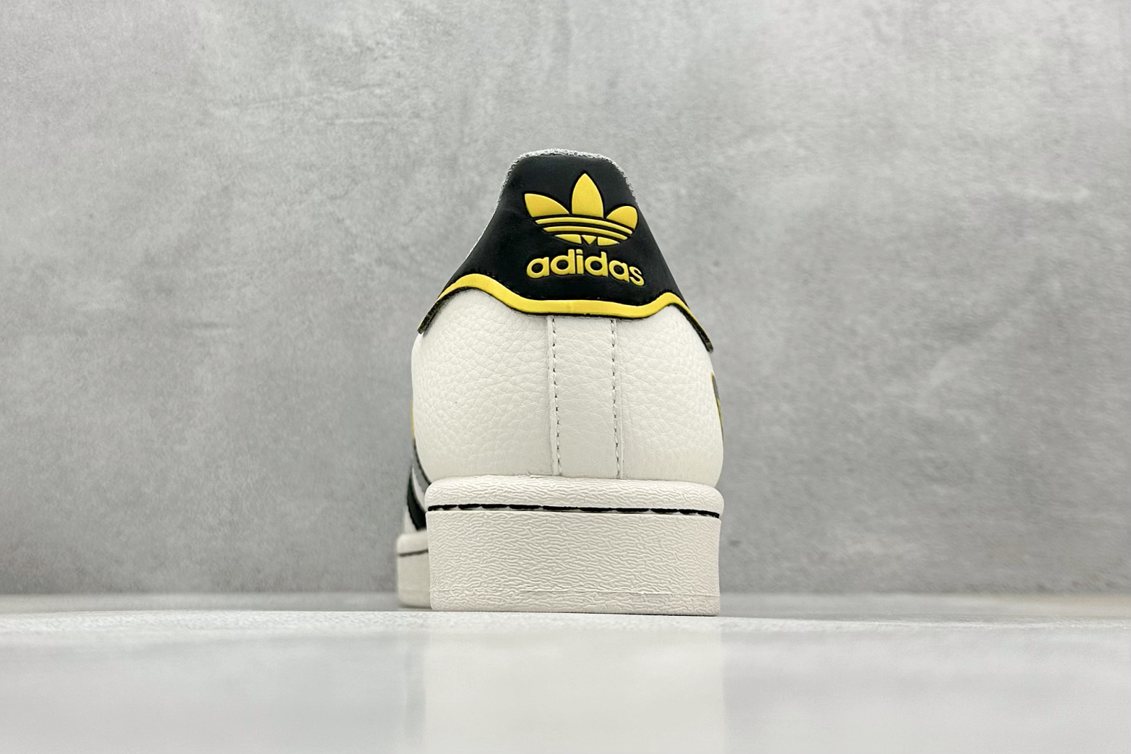 AD Originals Superstar x SU7 Ultra 82 贝壳头 白黑 SD6822