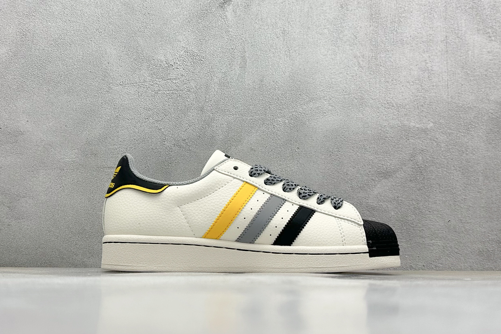 AD Originals Superstar x SU7 Ultra 82 贝壳头 白黑 SD6822