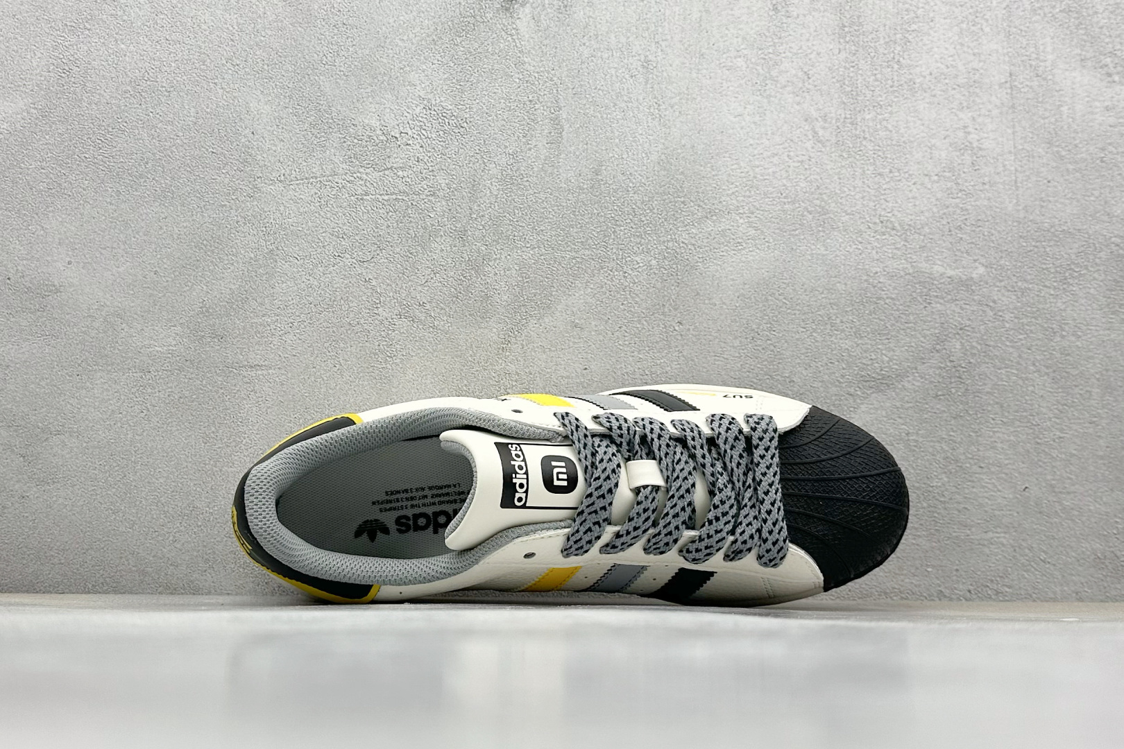 AD Originals Superstar x SU7 Ultra 82 贝壳头 白黑 SD6822