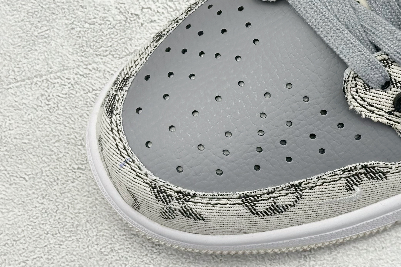 Travis Scott x Nike Air Jordan 1 Low x Louis Vuitton Air Jordan 1 Low 反转米灰黑小勾倒钩 XD0798-302