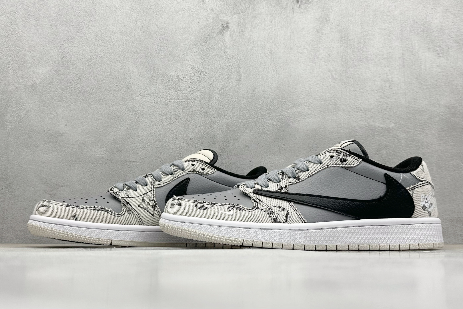 Travis Scott x Nike Air Jordan 1 Low x Louis Vuitton Air Jordan 1 Low 反转米灰黑小勾倒钩 XD0798-302