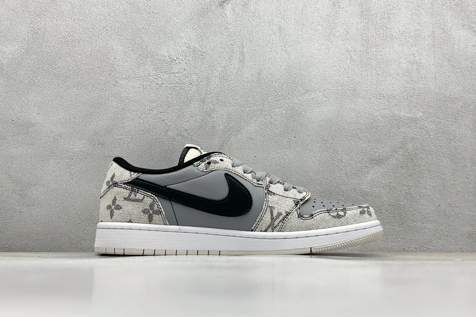 Travis Scott x Nike Air Jordan 1 Low x Louis Vuitton Air Jordan 1 Low 反转米灰黑小勾倒钩 XD0798-302