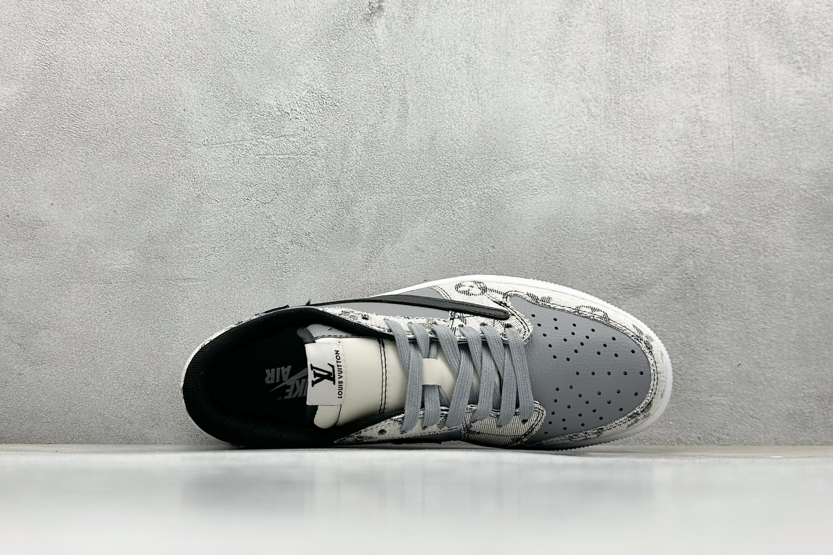 Travis Scott x Nike Air Jordan 1 Low x Louis Vuitton Air Jordan 1 Low 反转米灰黑小勾倒钩 XD0798-302