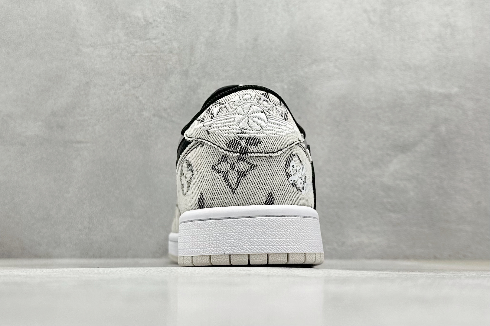Travis Scott x Nike Air Jordan 1 Low x Louis Vuitton Air Jordan 1 Low 反转米灰黑小勾倒钩 XD0798-302