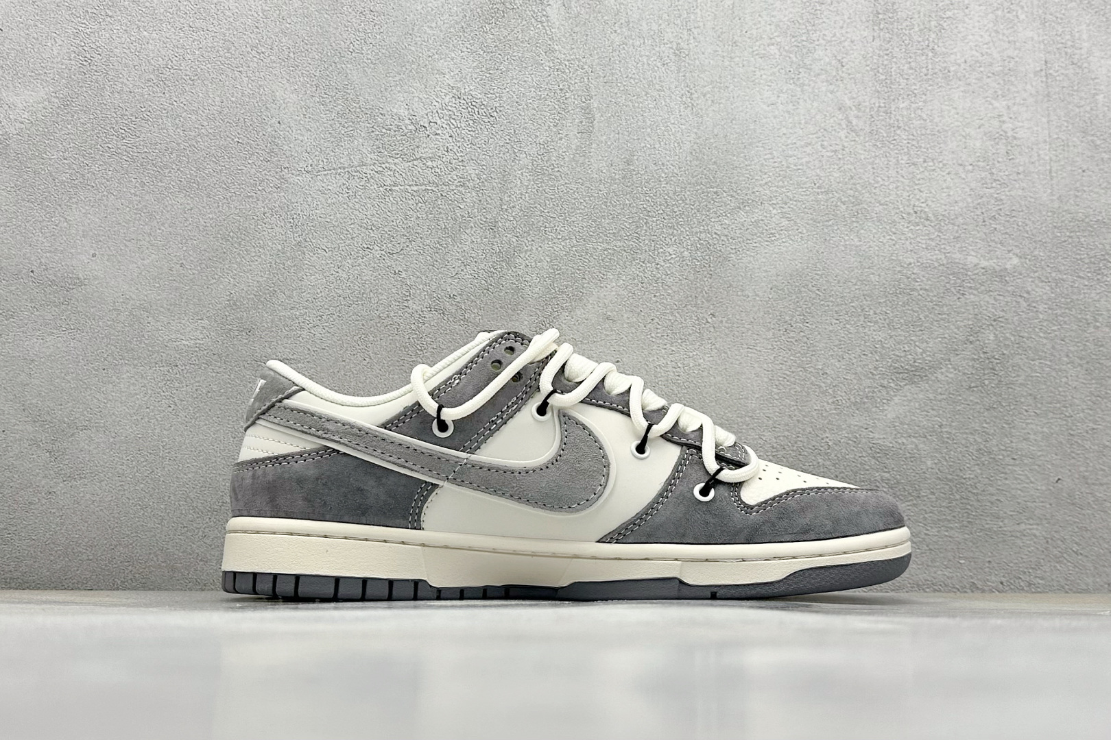 Nike SB Dunk Low 斯图西联名 绑带猪八灰白灰勾 周年高端定制 低帮休闲板鞋 YX5066-328