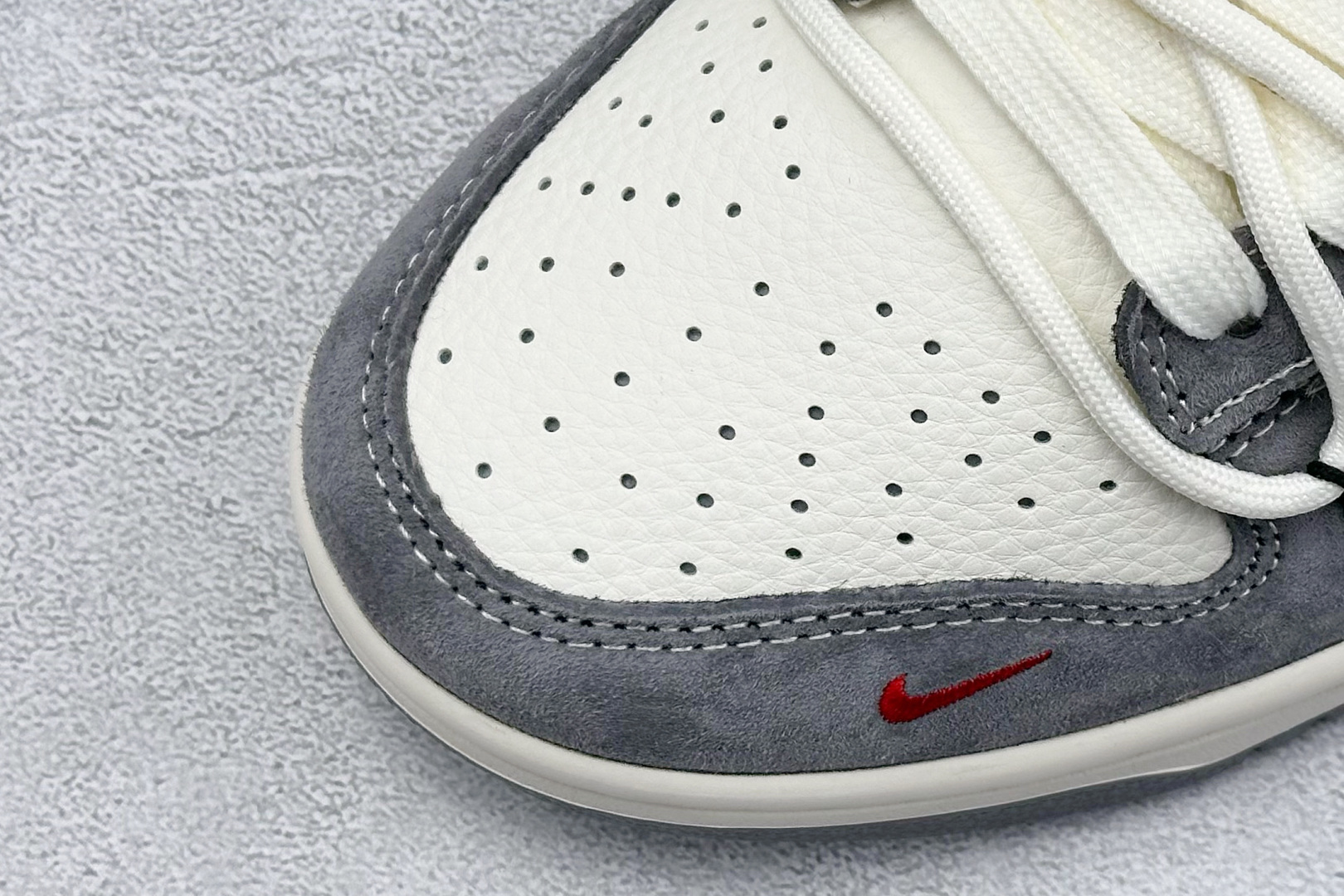Nike SB Dunk Low 斯图西联名 绑带猪八灰白灰勾 周年高端定制 低帮休闲板鞋 YX5066-328