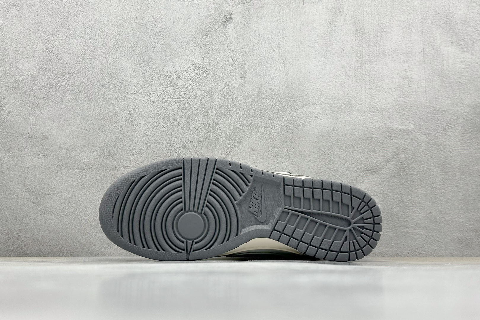 Nike SB Dunk Low 斯图西联名 绑带猪八灰白灰勾 周年高端定制 低帮休闲板鞋 YX5066-328