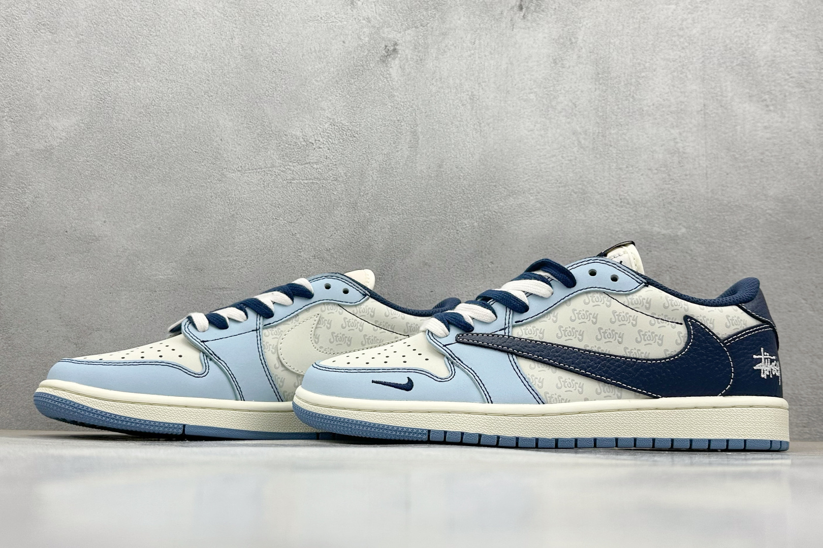 SC版 Travi Scott x Fragment Design x Air Jordan 1 Low OG SP AJ1 斯图西联名 白蓝拼接 低帮文化休闲板鞋 XZ5749-010