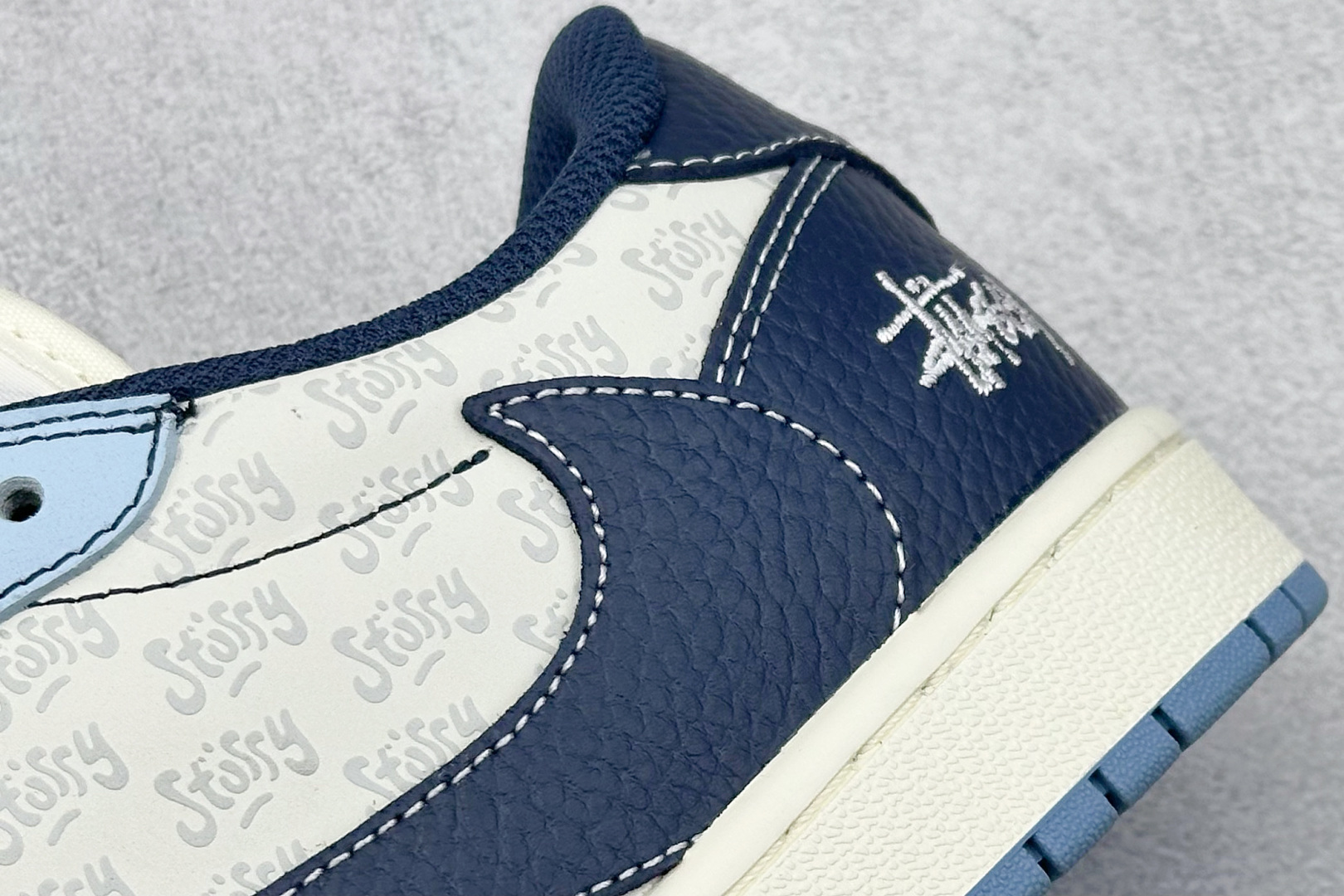 SC版 Travi Scott x Fragment Design x Air Jordan 1 Low OG SP AJ1 斯图西联名 白蓝拼接 低帮文化休闲板鞋 XZ5749-010