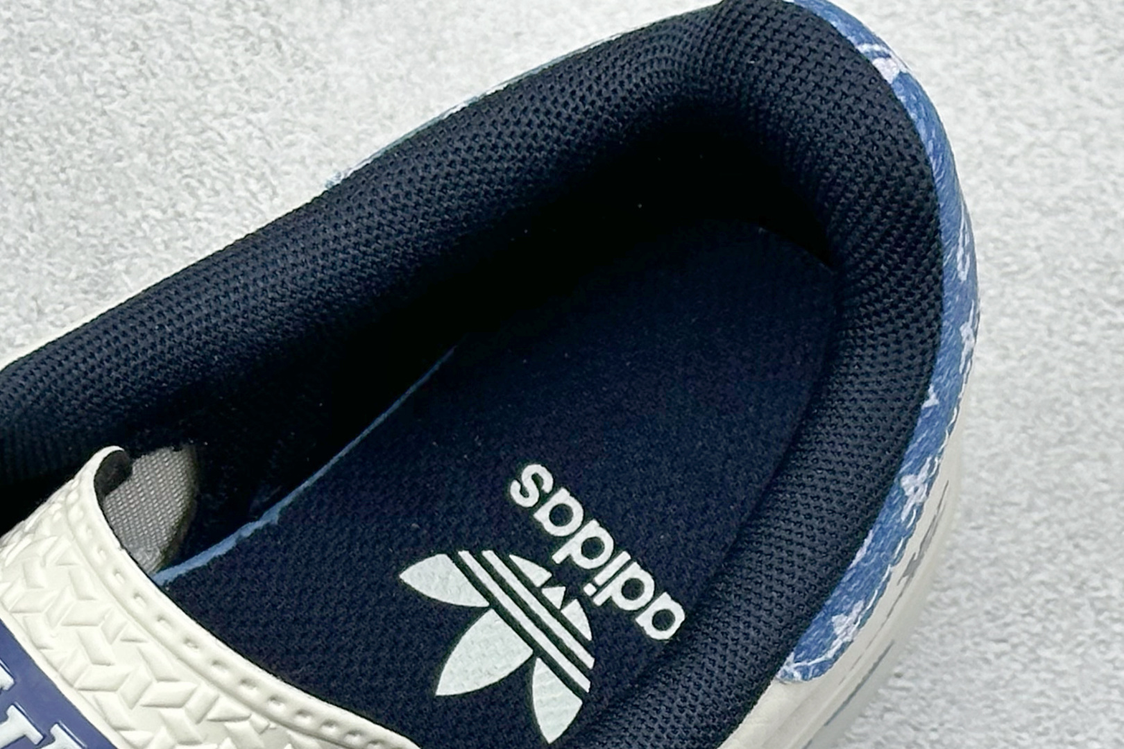 AD Originals Gazelle INdoor x Louis Vuitton 白蓝 三叶草休闲防滑耐磨低帮板鞋 DM1234-008