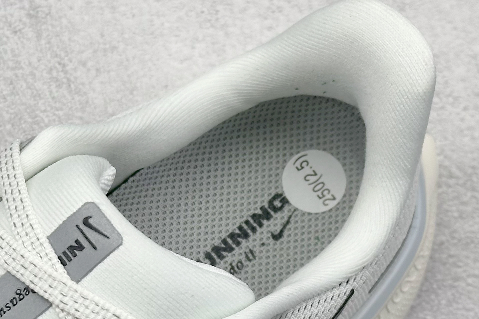 本地 放店私
RS版 NK Air Zoom Pegasus 41
鞋面采用外层由韧性纱线+内层网眼布的
