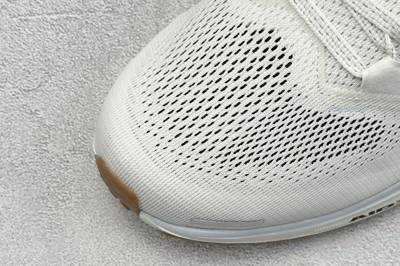 本地 放店私
RS版 NK Air Zoom Pegasus 41
鞋面采用外层由韧性纱线+内层网眼布的