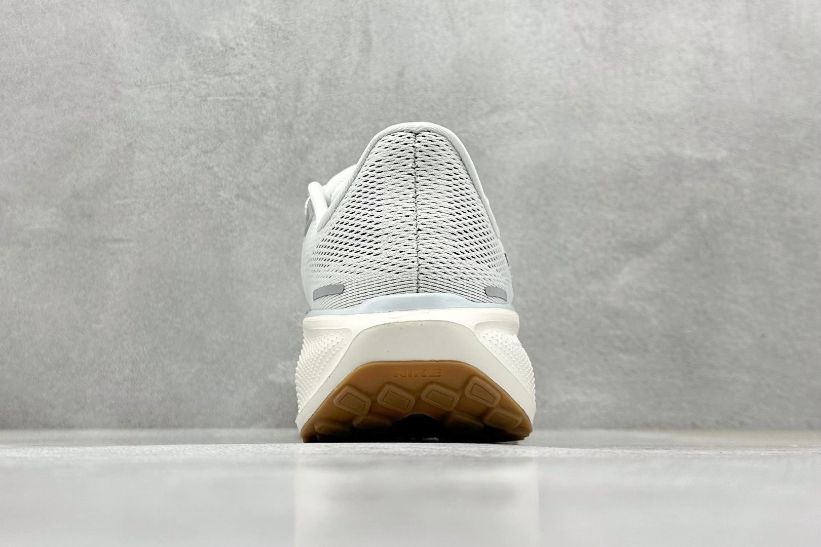 本地 放店私
RS版 NK Air Zoom Pegasus 41
鞋面采用外层由韧性纱线+内层网眼布的