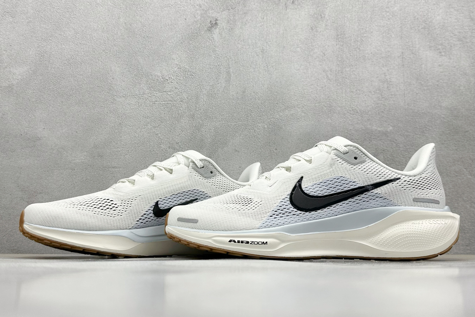 本地 放店私
RS版 NK Air Zoom Pegasus 41
鞋面采用外层由韧性纱线+内层网眼布的