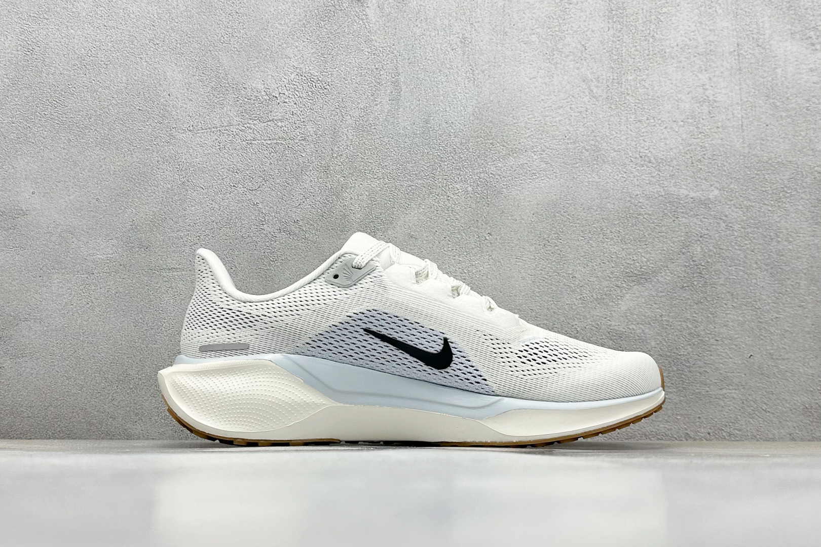 本地 放店私
RS版 NK Air Zoom Pegasus 41
鞋面采用外层由韧性纱线+内层网眼布的
