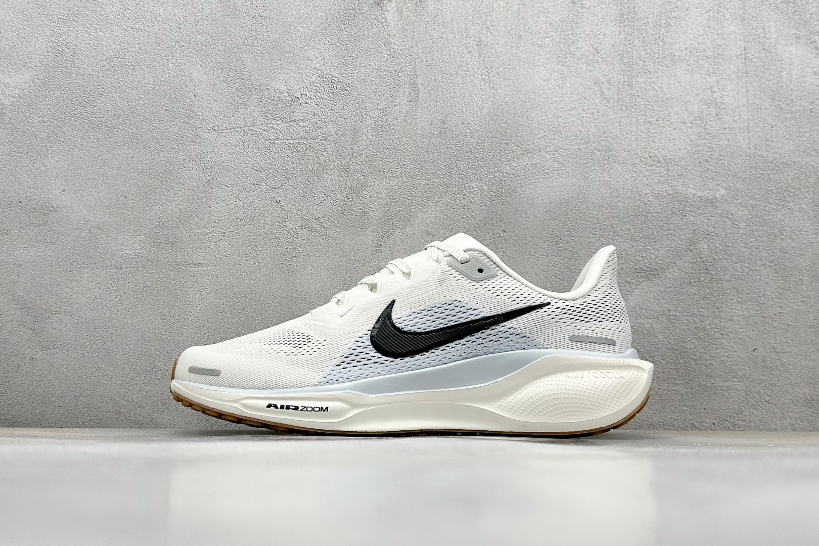本地 放店私
RS版 NK Air Zoom Pegasus 41
鞋面采用外层由韧性纱线+内层网眼布的