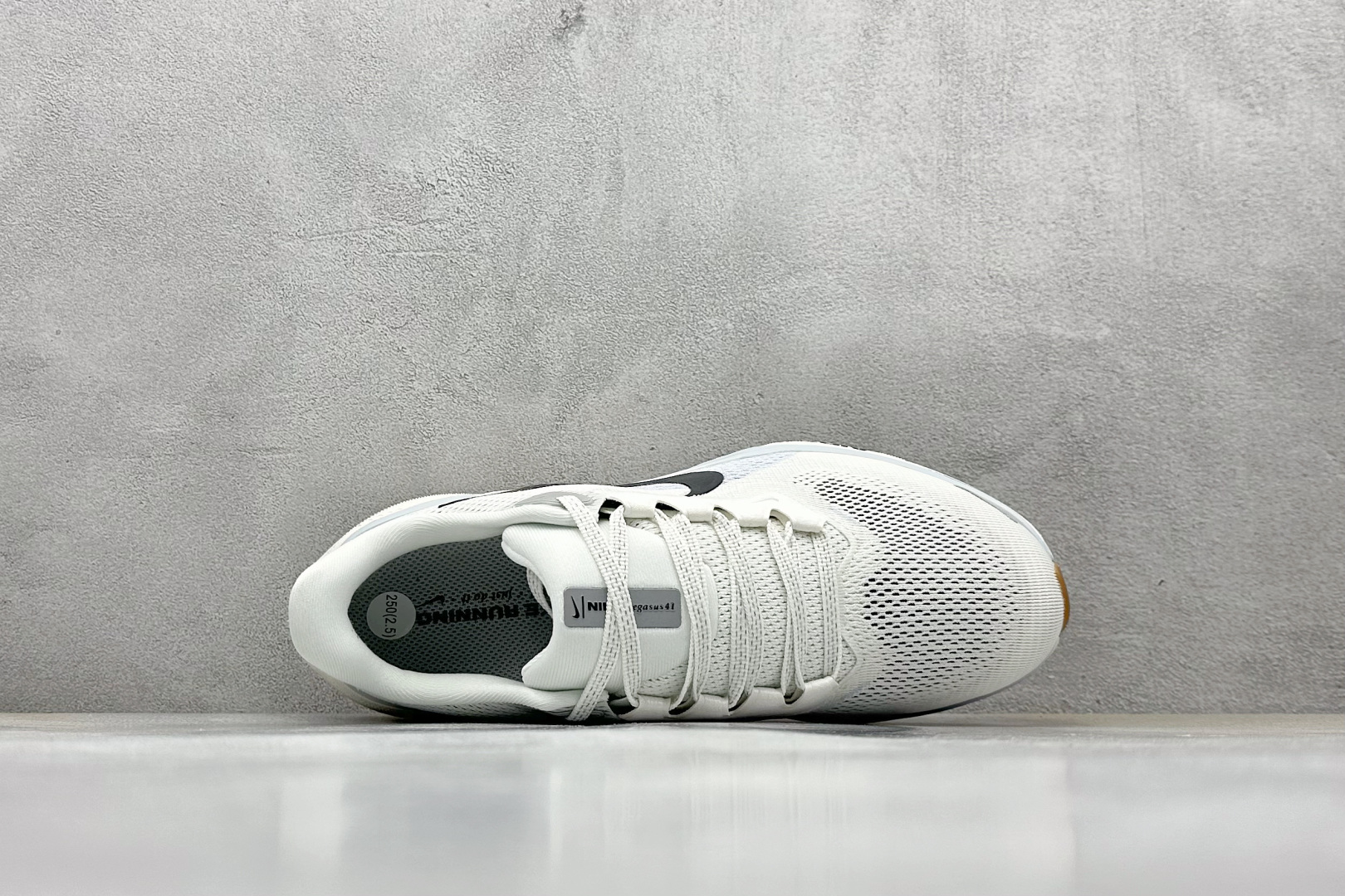 本地 放店私
RS版 NK Air Zoom Pegasus 41
鞋面采用外层由韧性纱线+内层网眼布的